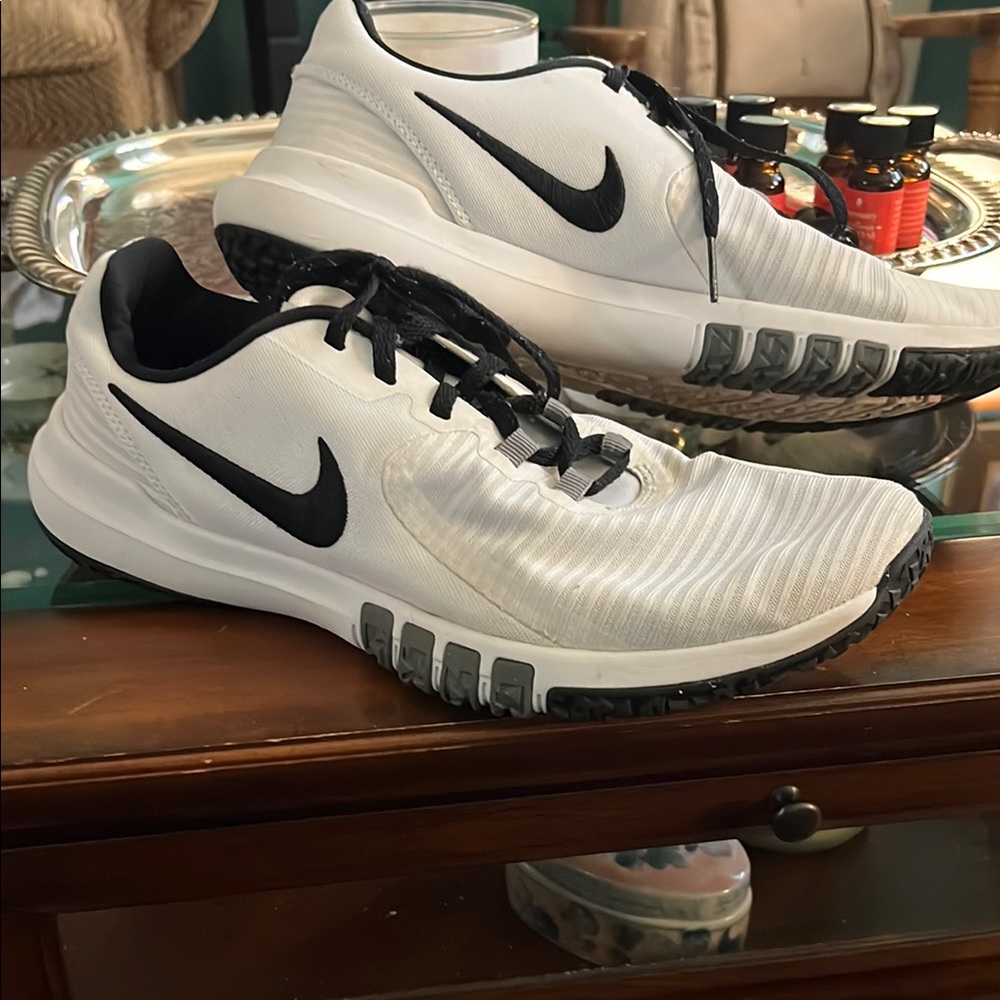 Nike Men's White and Black Athletic Shoes